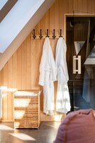 Sauna, steam room