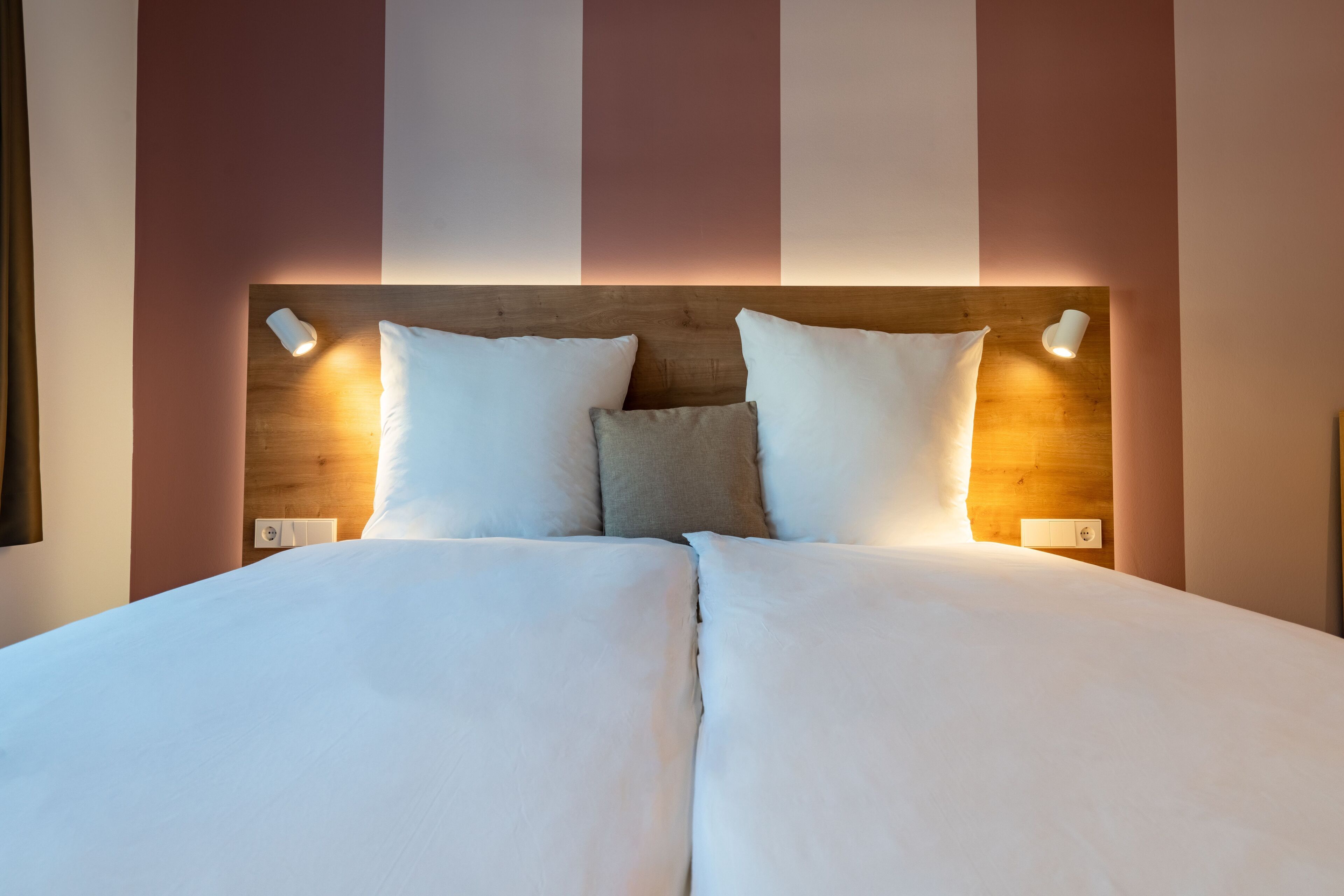 family room | 1 bedroom, hypo-allergenic bedding, desk, laptop workspace