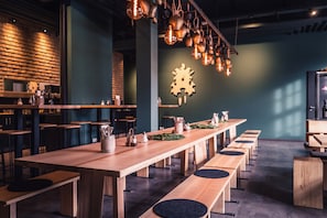 供应早餐、午餐和晚餐