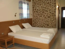 Hypo-allergenic bedding, in-room safe, blackout drapes, free WiFi