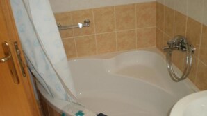 Combined shower/tub, deep soaking tub, rainfall showerhead - Kouros Studios (Rhodes)