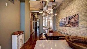 Una cocina amplia con una isla grande, armarios de madera y un lámpara colgante.