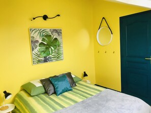3 bedrooms, desk, iron/ironing board, bed sheets