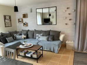 Fernseher, DVD-Player, Tischfußball, Bücher