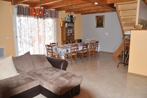 Télévision, cheminée, livres, chaßne hi-fi