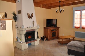 Télévision, cheminée, livres, chaßne hi-fi