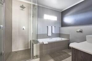 Bañera y ducha independientes, artículos de tocador gratuitos