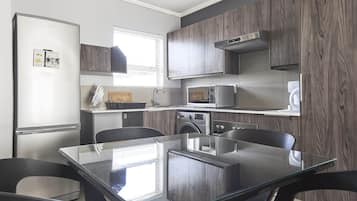 Apartamento, 2 habitaciones | Cocina privada | Frigorífico grande, microondas, horno y placa de cocina