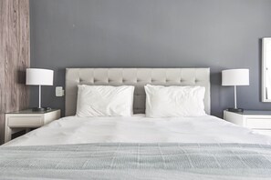 2 habitaciones, escritorio, tabla de planchar con plancha y wifi gratis 