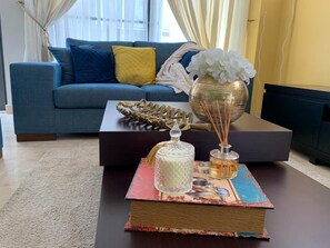 Elite Townhome | Living room | 40-inch LCD TV with satellite channels, TV, streaming services - Euneva Court Townhouses - Bentley Place (Accra)