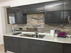 Luxury Townhome | Private kitchen | Full-sized fridge, microwave, oven, stovetop - Euneva Court Townhouses - Bentley Place (Accra)