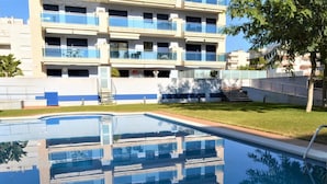 Un edificio moderno con piscina, reflejando su arquitectura.