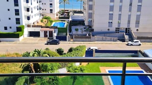 Un barrio residencial con edificios modernos, una piscina y vistas al mar.