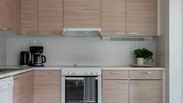 Jääkaappi, mikroaaltouuni, uuni, liesi