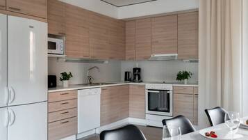 Jääkaappi, mikroaaltouuni, uuni, liesi