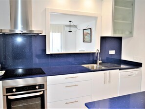 Fridge, microwave, oven, dishwasher - Apartment Sara El Vendrell (El Vendrell)