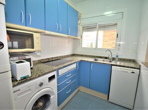 Jääkaappi, mikroaaltouuni, astianpesukone, kahvin-/teenkeitin