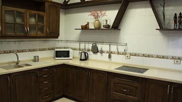 Full-size fridge, stovetop, toaster, blender