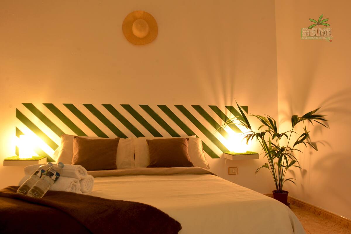 Design Double Room, 1 Queen Bed (5) | Egyptian cotton sheets, premium bedding, down duvets, desk