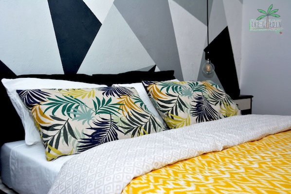 Chambre Design double, 1 grand lit, vue sur la cour intérieure (8) | Draps en coton égyptien, literie de qualité, couette en duvet