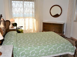 5 bedrooms, iron/ironing board