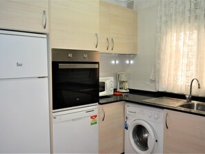 Jääkaappi, mikroaaltouuni, uuni, astianpesukone