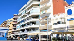A multi-story building with balconies, a restaurant on the ground floor, and a sign for 'Cavallets de Mar'. - Sant Telm A - Calafell (Calafell)