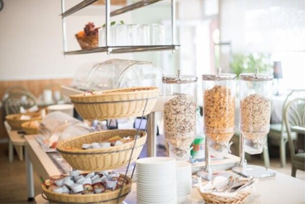 Free daily full breakfast - Motel Frankfurt (Frankfurt)