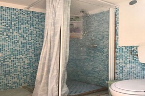 Een haardroger, handdoeken, zeep, toiletpapier