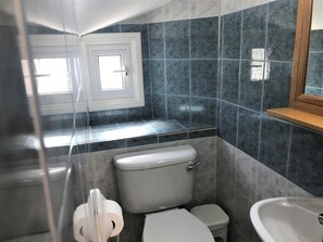 Shower, hair dryer, towels - Fig Tree Z Holiday Villas DPS05-Two Bed Townhouse very close to beach (Protaras)