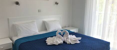 2 soverom, safe på rommet, strykejern/-brett og reiseseng for barn