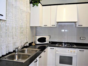 Fridge, microwave, oven, coffee/tea maker - Apartment Barcino - Calafell (CALAFELL)