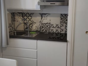 Geladeira, micro-ondas, cafeteira/chaleira, torradeira