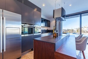 Fridge, oven, stovetop, dishwasher