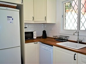 Kühlschrank, Mikrowelle, Ofen, Geschirrspüler