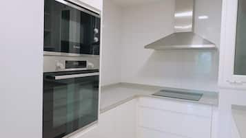 Een koelkast, een microgolfoven, een oven, een vaatwasser