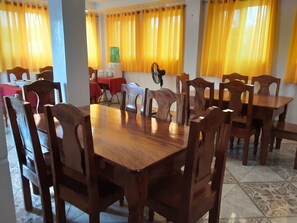 Desayuno de cocina local (PHP 175 por persona) 