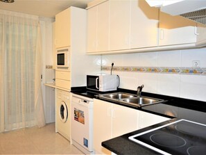 Coffee/tea maker, fridge, microwave, oven - Apartment Marvel Bjs - Calafell (Calafell)