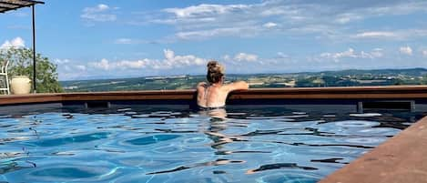 Una piscina al aire libre, una piscina climatizada