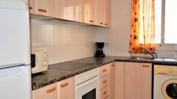 Een koelkast, een microgolfoven, een oven