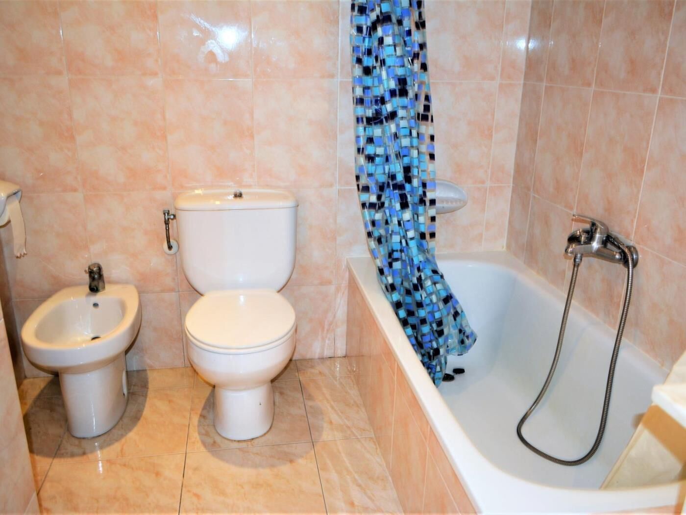 Un bagno con servizi igienici, bidet e vasca da bagno.