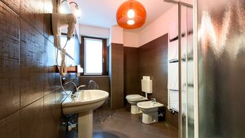 Camera singola | Bagno | Doccia, asciugacapelli, bidet, asciugamani