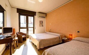 Quarto triplo | Individualmente mobiliados, Wi-Fi de cortesia, roupa de cama
