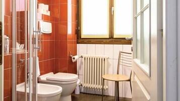 Appartamento | Bagno | Doccia, asciugacapelli, bidet, asciugamani