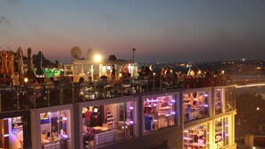 朝食、ランチ、ディナーに営業 (オーシャン ビュー)