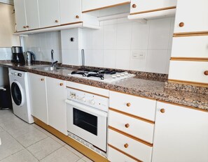 Kühlschrank, Mikrowelle, Ofen, Geschirrspüler