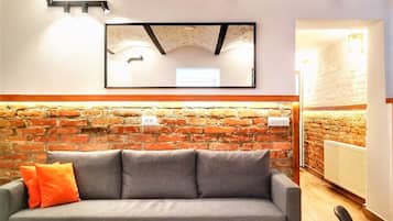 Apartemen Deluks | Area keluarga | Smart TV 123-cm dengan saluran TV digital, TV, dan Netflix