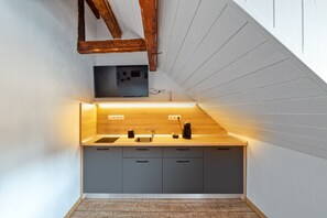Family Loft | Private kitchenette | Mini-fridge, microwave, stovetop, espresso maker - T House (Sibiu)
