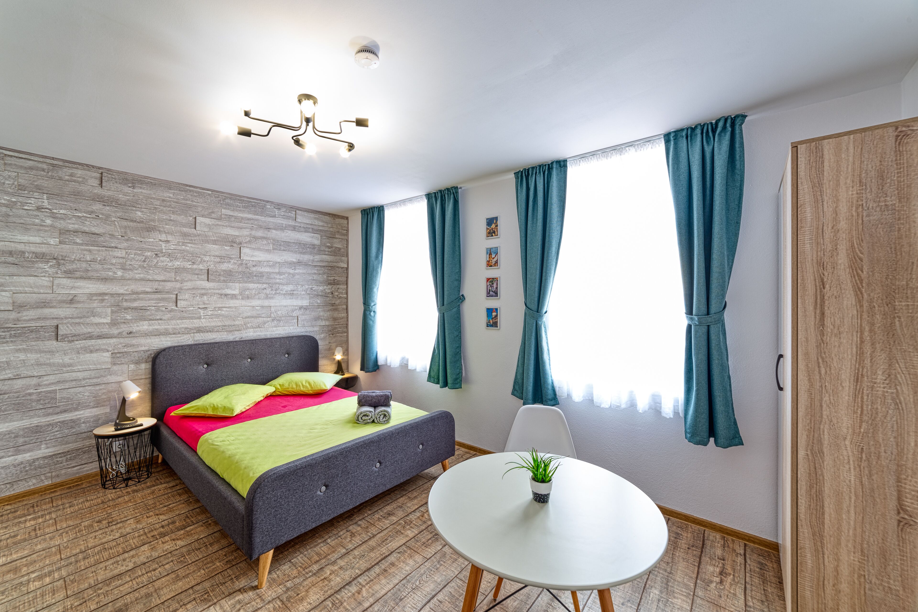 أغطية فراش متميزة وأسرّة بإسفنج يتكيف مع شكل الجسم وميني بار