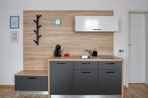 Deluxe Δίκλινο Δωμάτιο (Double ή Twin) | Κλινοσκεπάσματα υψηλής ποιότητας, κρεβάτια memory foam, μίνι μπαρ 